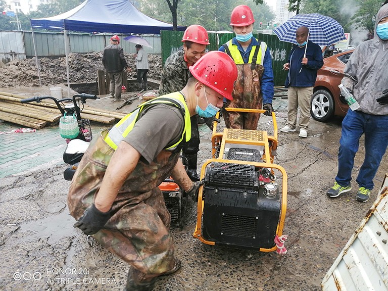 1660098102377431.jpg 2-0許昌 李真在搶修現場 攝影王占勝.jpg